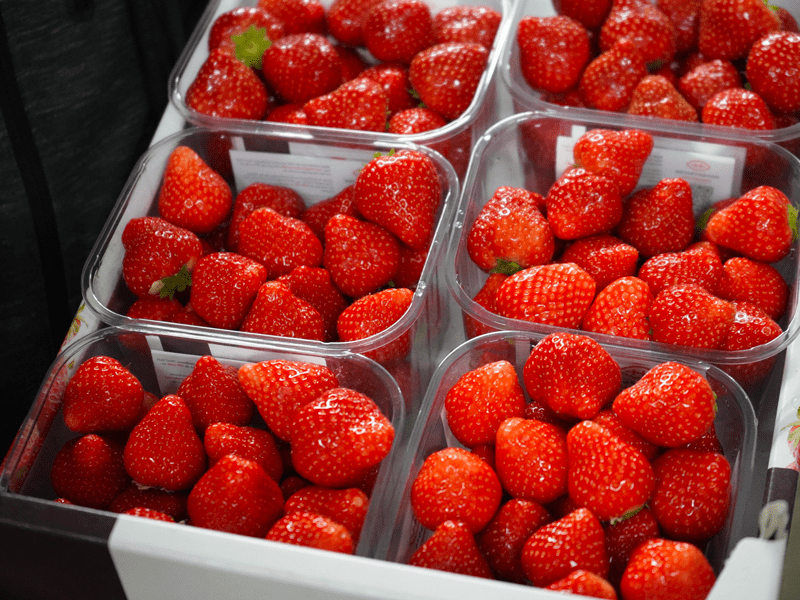 Nos produits sont sélectionnés avec une attention toute particulière. Au BCBG Gourmet on ne rigole pas avec la fraîcheur et la qualité de nos produits comme ces fraises.