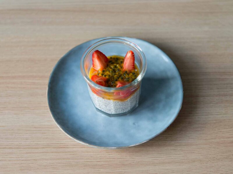 Notre restaurant parisien vous propose de déguster ces graines de chia accompagnées de lait d’amande bio, de fruits de la passion et de fraises. Un dessert qui se veut sans gluten, composé essentiellement de fruits frais et le tout baignant délicatement dans un lait végétal.